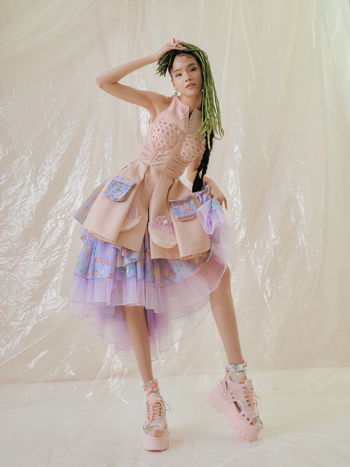 Lấy cảm hứng từ những vật dụng thân quen, NTK tạo ra những thiết kế ấn tượng.