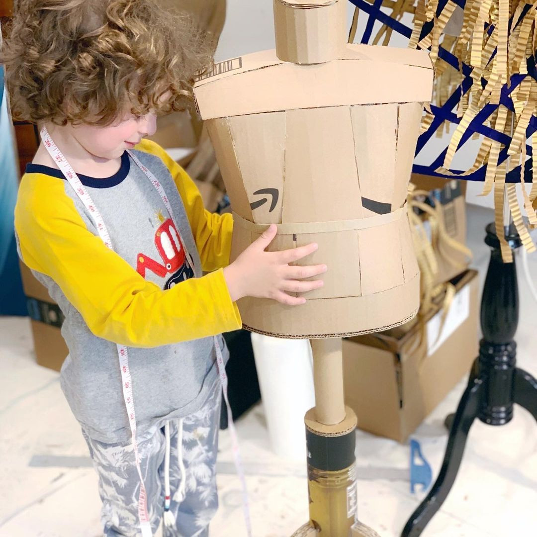 Max với người bạn ma-nơ-canh đầu tiên trong sự nghiệp.