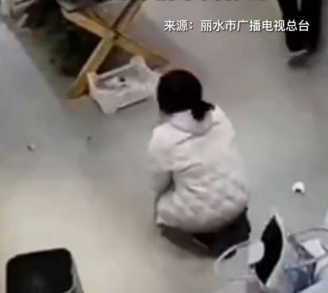 Cô gái quỳ xuống cầu xin bố mẹ hãy nghĩ cho cảm xúc của con cái.