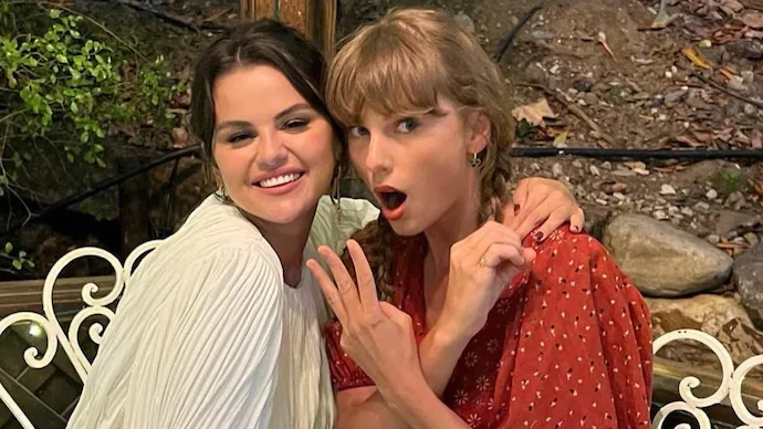 Tình bạn gắn bó của Selena và Taylor khiến không ít người phải ngưỡng mộ. Tình bạn gắn bó của Selena và Taylor khiến không ít người phải ngưỡng mộ.