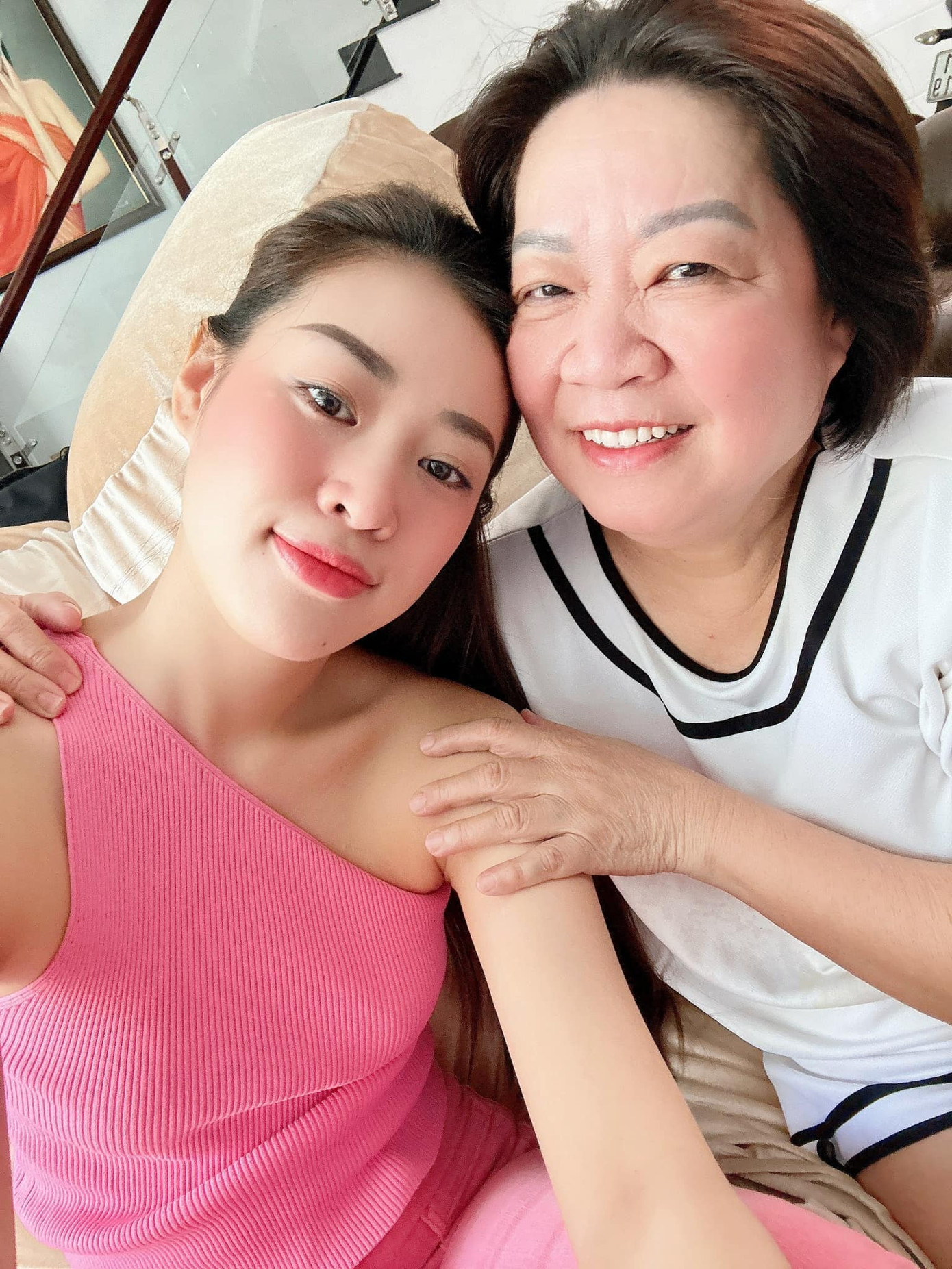 Hoa hậu Khánh Vân giản dị bên cạnh mẹ.