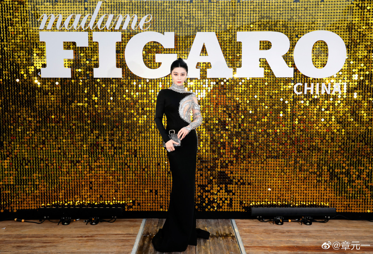 Thiết kế gây ấn tượng với đường xẻ, các chi tiết đính đá, kim cương tinh xảo.