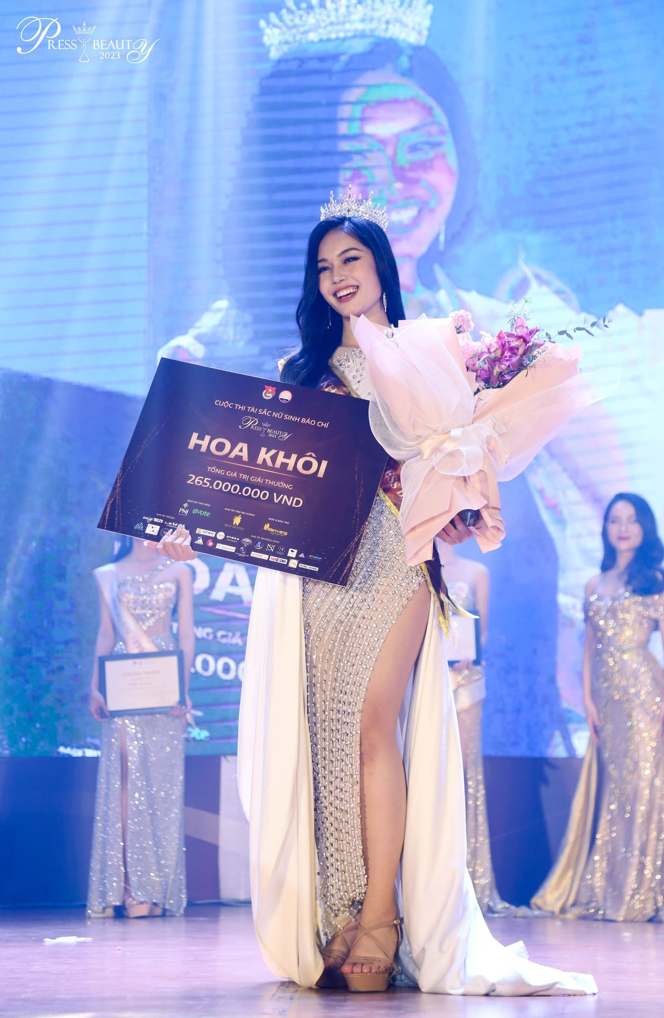 Khoảnh khắc đăng quang rực rỡ của đương kim Hoa khôi Báo chí Nguyễn Thục Uyên Nhi.