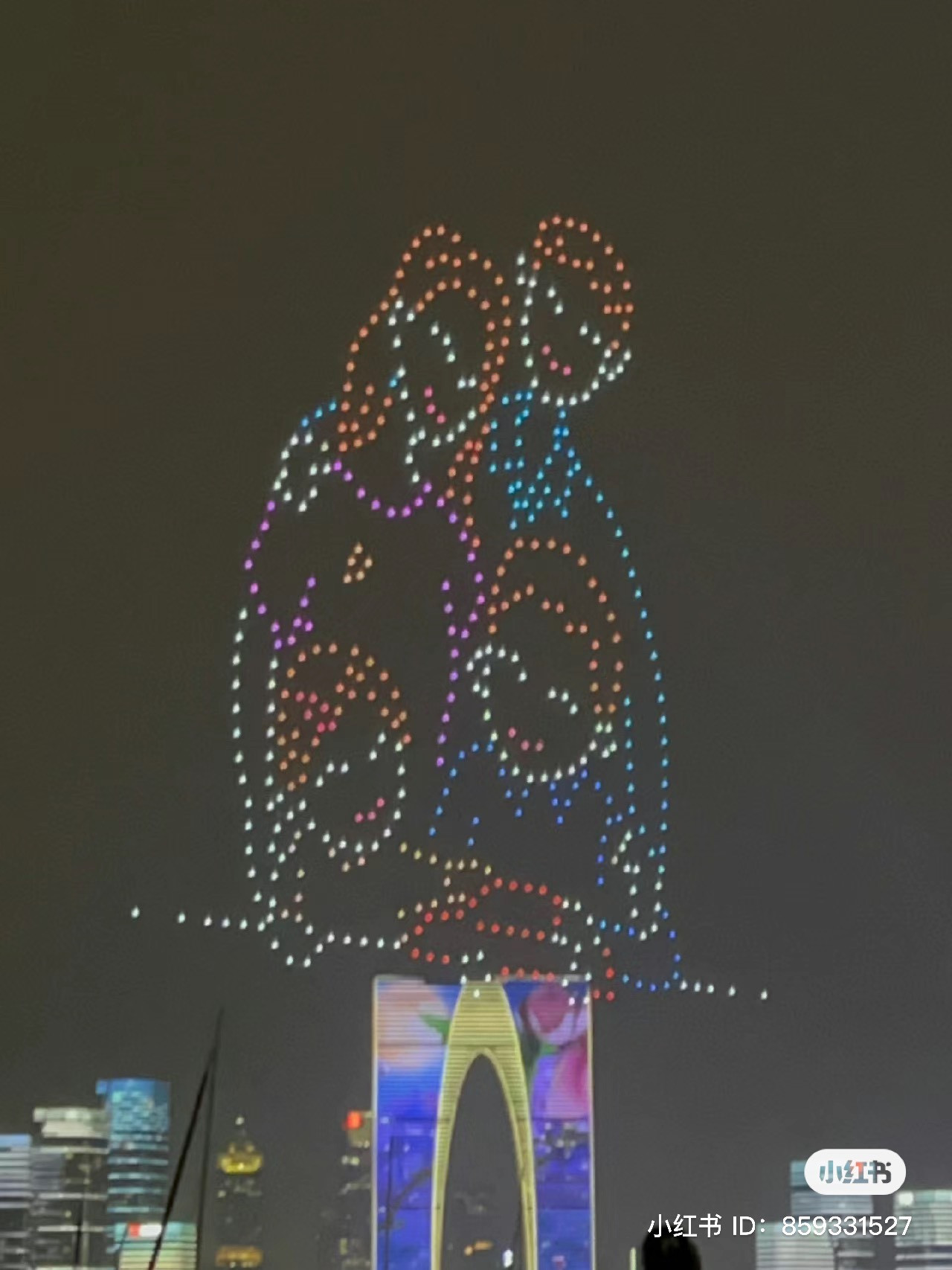 Một số hình ảnh siêu dễ thương được thực hiện bởi 520 chiếc máy bay không người lái. Nguồn: Xiao Hong Shu Một số hình ảnh siêu dễ thương được thực hiện bởi 520 chiếc máy bay không người lái. Nguồn: Xiao Hong Shu