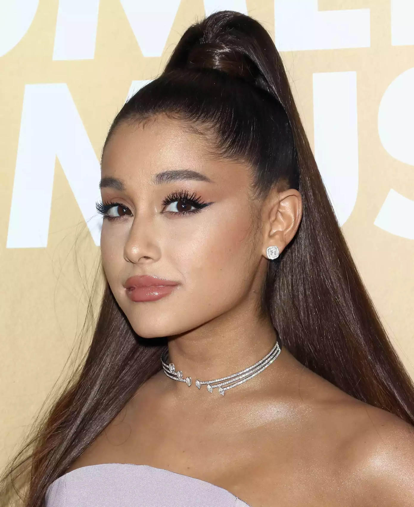 Ariana Grande quyết định dừng tiêm môi và botox vào năm 2018. Ariana Grande quyết định dừng tiêm môi và botox vào năm 2018.
