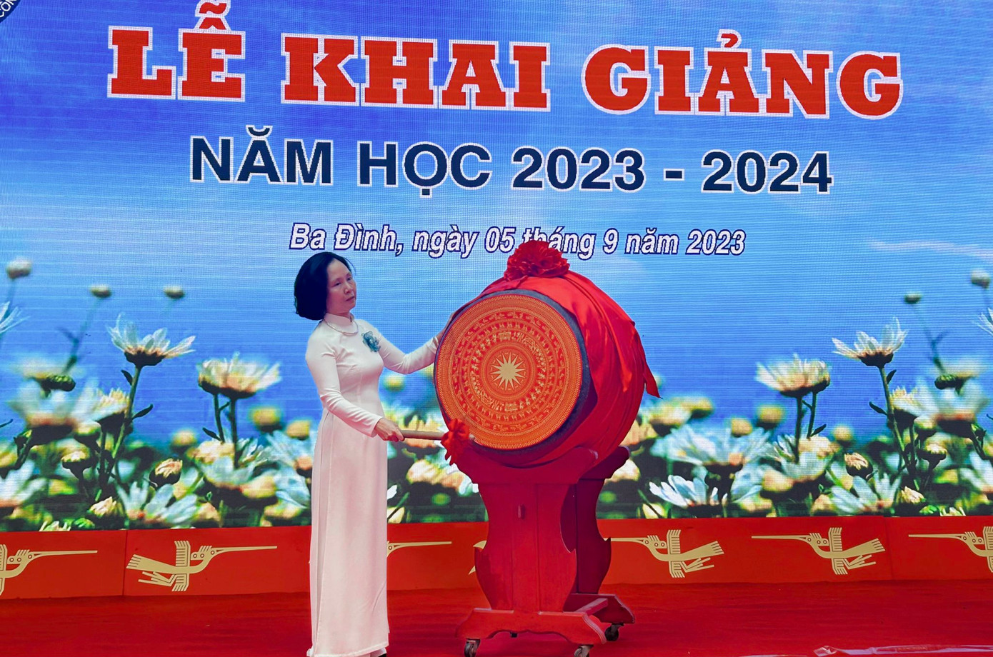 Cô Hiệu trưởng Phạm Minh Thảo đánh trống khai giảng năm học mới. Cô Hiệu trưởng Phạm Minh Thảo đánh trống khai giảng năm học mới.