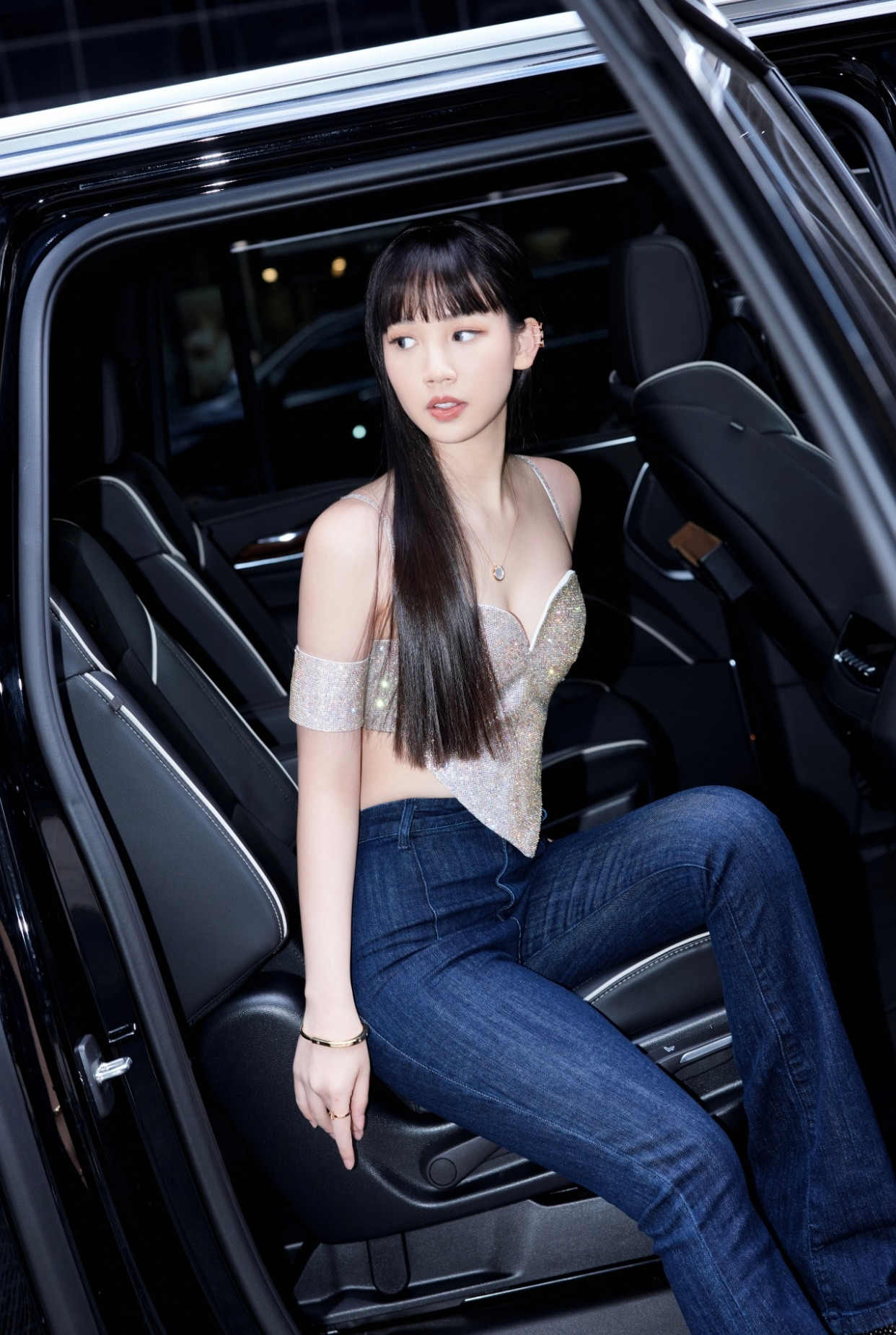 Thiết kế áo hai dây mang chất liệu sequin giúp AMEE trở nên nổi bật. Thiết kế áo hai dây mang chất liệu sequin giúp AMEE trở nên nổi bật.