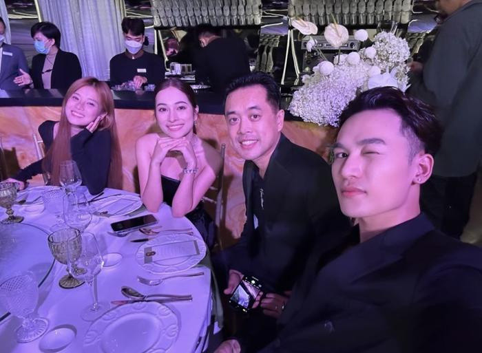 Đám cưới quy tụ dàn khách mời đình đám.