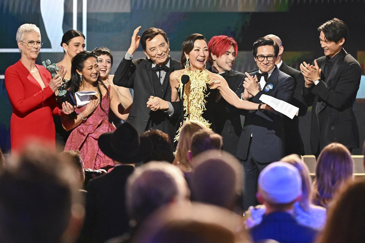 Trước đó, ê-kíp Everything Everywhere All at Once đã đoạt hàng loạt giải thưởng lớn nhỏ. Trước đó, ê-kíp Everything Everywhere All at Once đã đoạt hàng loạt giải thưởng lớn nhỏ.