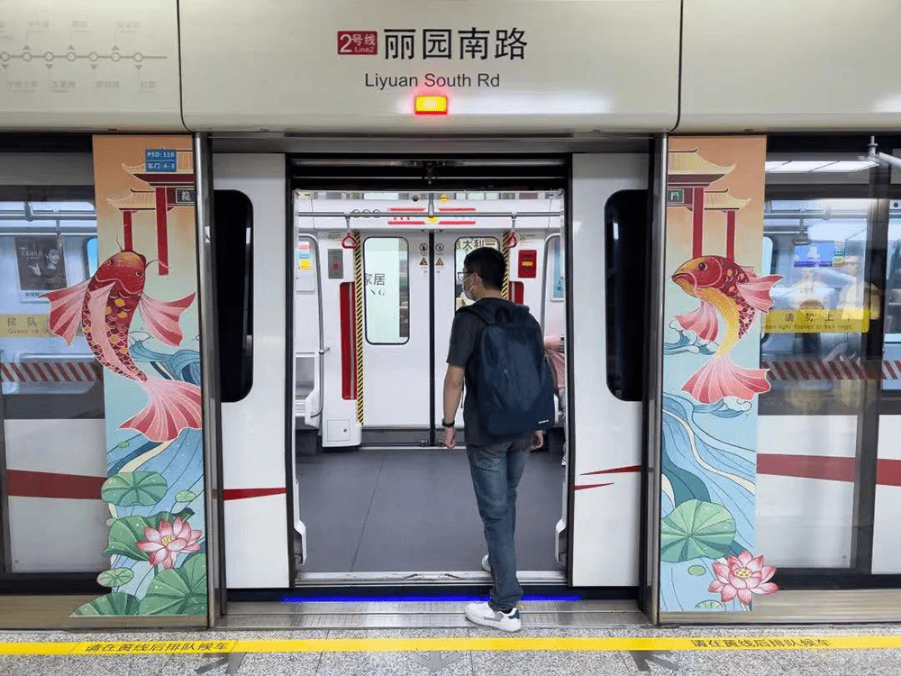 Lối vào nhà ga được trang trí với ngụ ý cá chép vượt vũ môn sẽ hóa rồng.