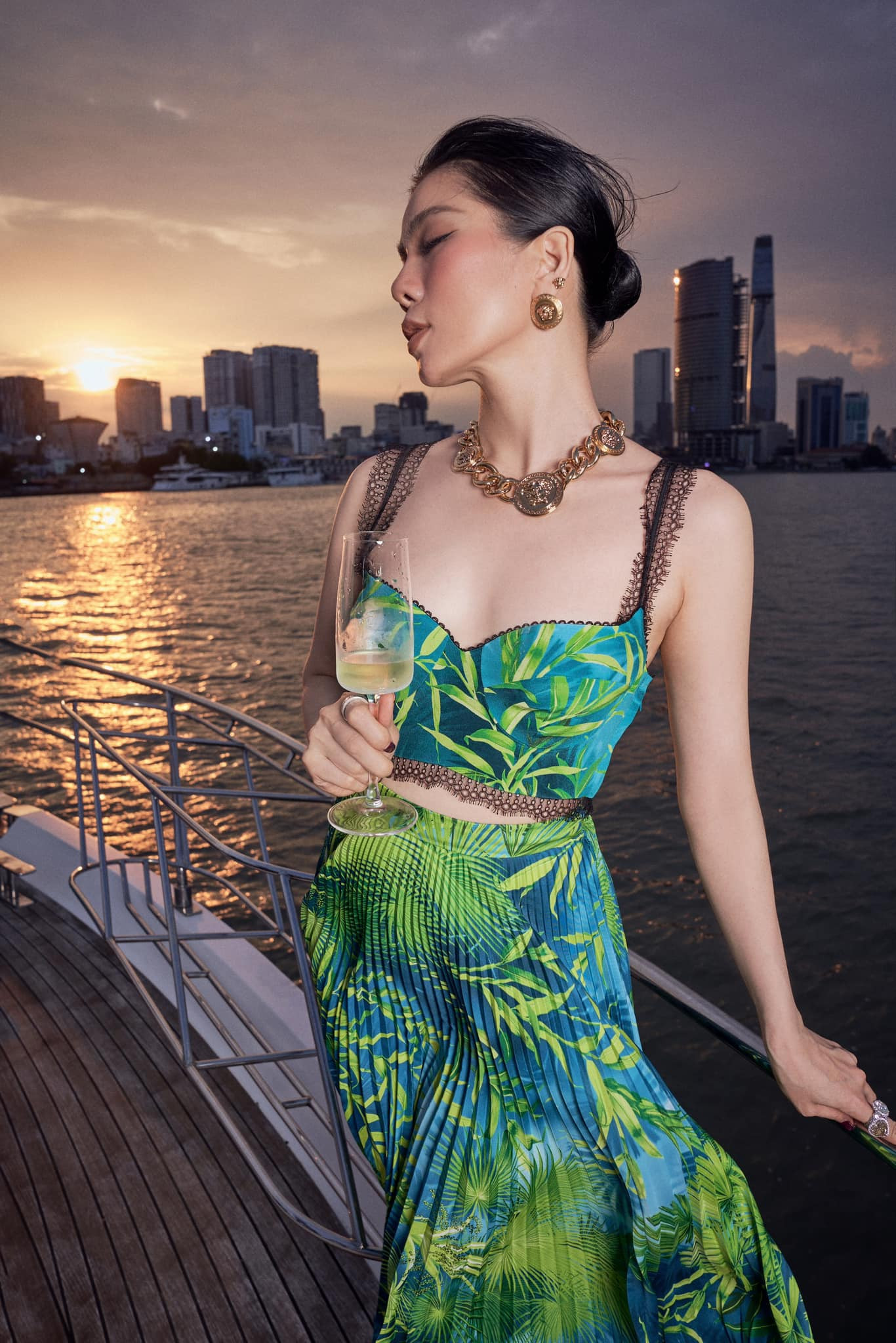 Nữ ca sĩ Nếu Em Được Lựa Chọn khiến người hâm mộ trầm trồ bởi sắc vóc mặn mà, quyến rũ. Nữ ca sĩ Nếu Em Được Lựa Chọn khiến người hâm mộ trầm trồ bởi sắc vóc mặn mà, quyến rũ.