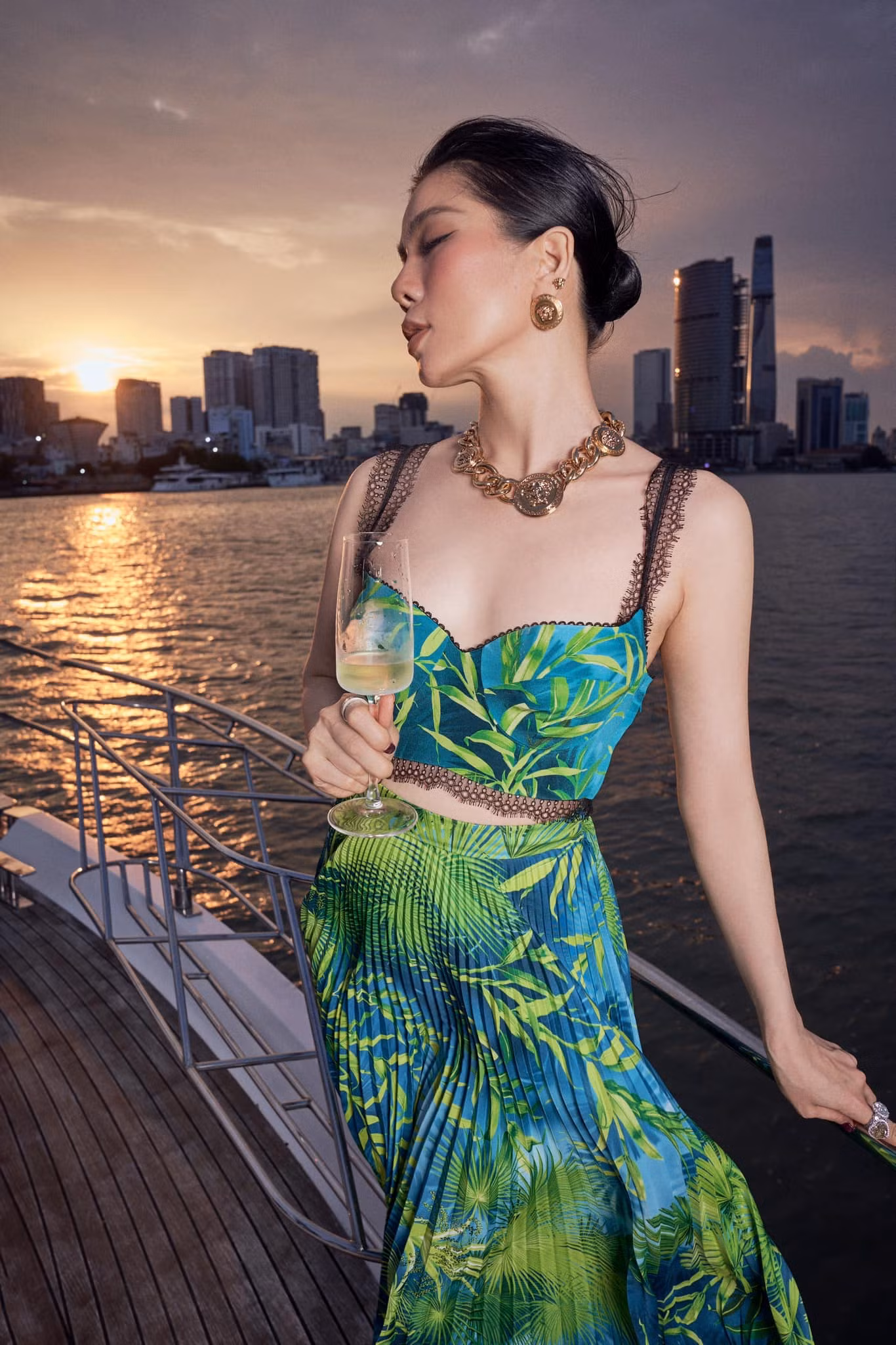 Nữ ca sĩ Nếu Em Được Lựa Chọn khiến người hâm mộ trầm trồ bởi sắc vóc mặn mà, quyến rũ.