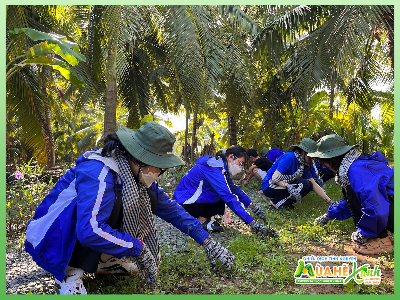 Các chiến sĩ thực hiện dọn vệ sinh môi trường. Ảnh: Fanpage Mùa hè xanh UEL Các chiến sĩ thực hiện dọn vệ sinh môi trường. Ảnh: Fanpage Mùa hè xanh UEL