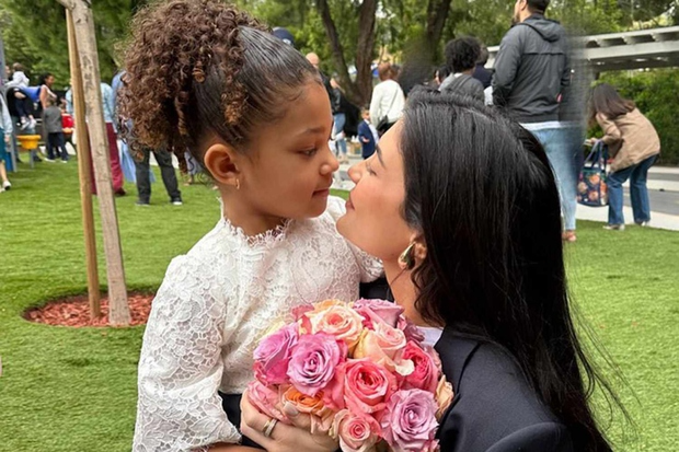 Kylie Jenner đến lễ tốt nghiệp mẫu giáo của bé Stormi.