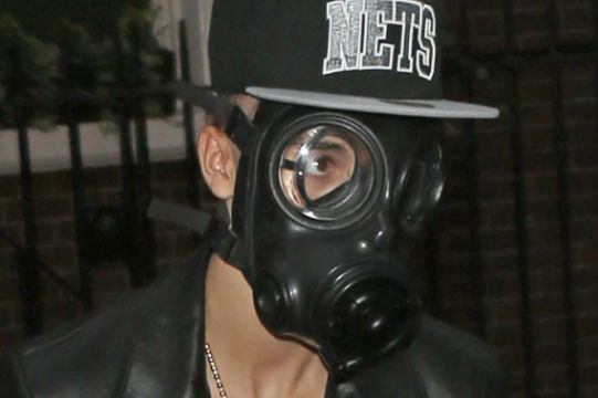 Nam ca sĩ sử dụng chiếc mặt nạ này nhiều lần sau đó.