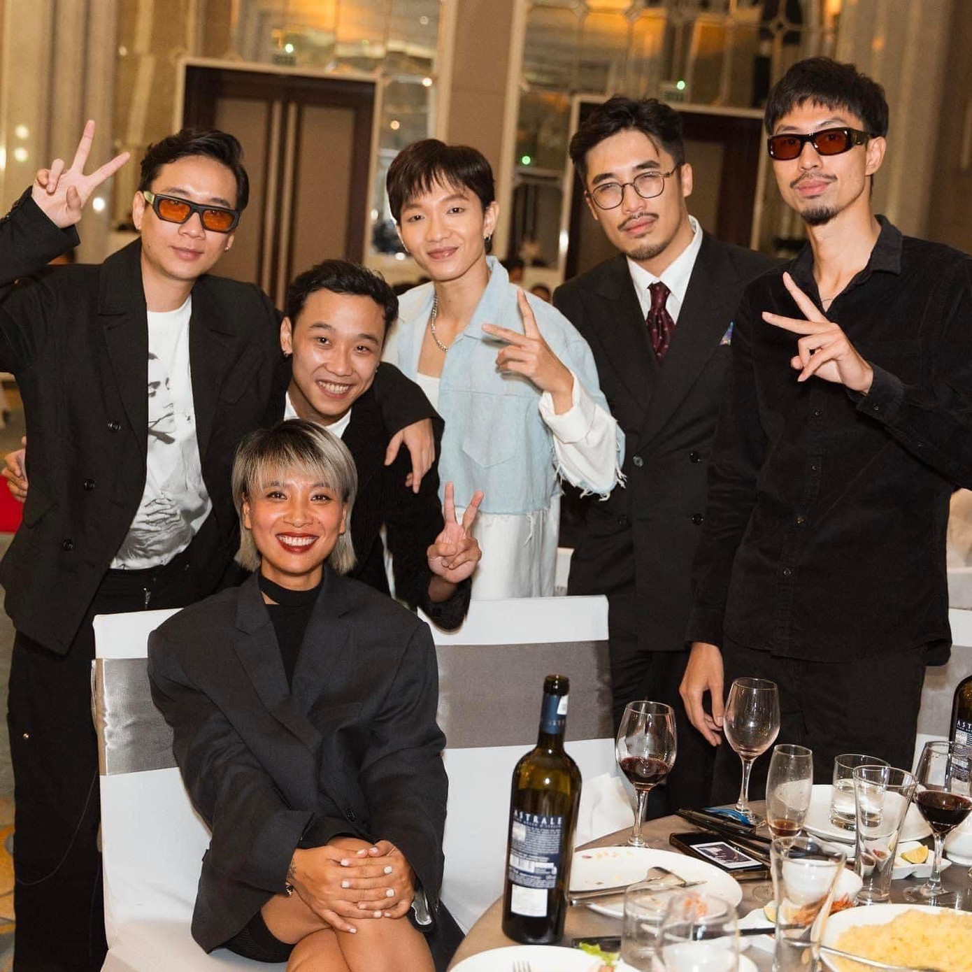 “Hội bạn thân” của chú rể tề tựu tại bữa tiệc để chung vui.