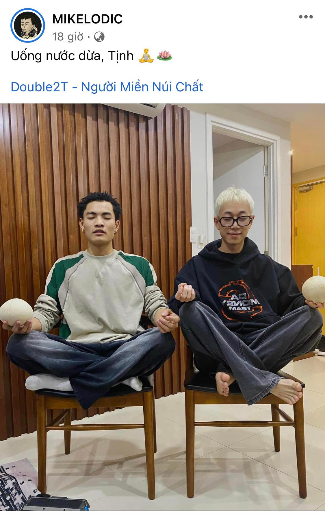 Mikelodic cũng đăng khoảnh khắc vui vẻ bên đàn anh nhưng nhanh chóng bị Người Miền Núi Chất "bóc phốt": "Nó uống hết cả 2 quả xong đưa mình cầm chụp rồi bảo tặng quà". Mikelodic cũng đăng khoảnh khắc vui vẻ bên đàn anh nhưng nhanh chóng bị Người Miền Núi Chất "bóc phốt": "Nó uống hết cả 2 quả xong đưa mình cầm chụp rồi bảo tặng quà".