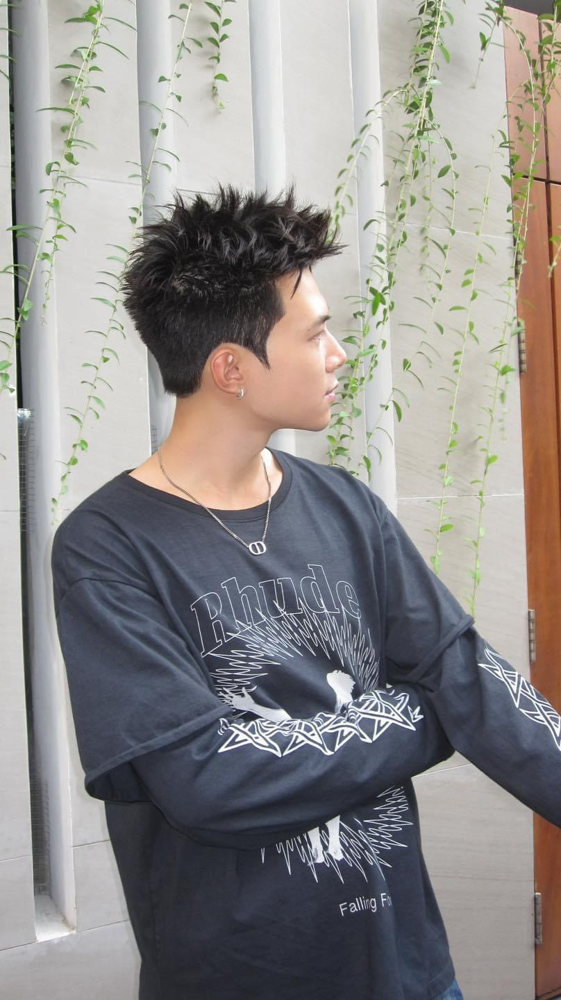 Gương mặt góc cạnh của Anh Tú nhận về nhiều lời khen khi thay đổi kiểu tóc mới. Gương mặt góc cạnh của Anh Tú nhận về nhiều lời khen khi thay đổi kiểu tóc mới.