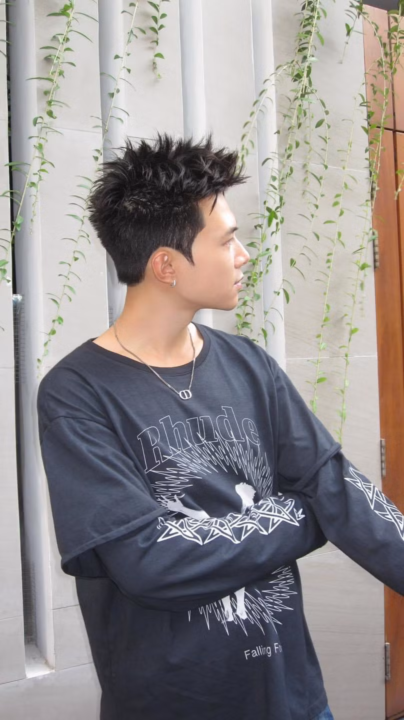Gương mặt góc cạnh của Anh Tú nhận về nhiều lời khen khi thay đổi kiểu tóc mới.