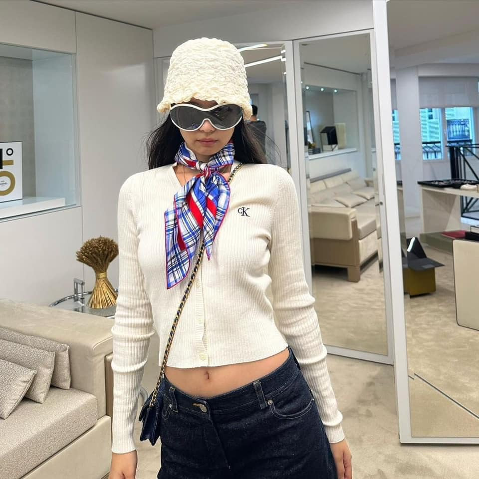 Set đồ có giá trị lên tới gần 200 triệu của nữ Đại sứ được netizen săn lùng "in tư" gắt gao. Đây cũng là set đồ Jennie mặc trong video quay trộm được cho là đi hẹn hò cùng V (BTS). Set đồ có giá trị lên tới gần 200 triệu của nữ Đại sứ được netizen săn lùng "in tư" gắt gao. Đây cũng là set đồ Jennie mặc trong video quay trộm được cho là đi hẹn hò cùng V (BTS).