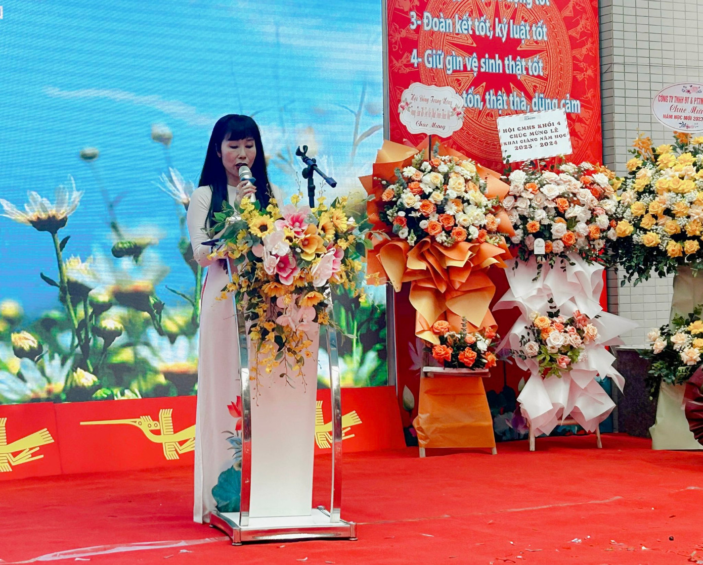 Cô Đào Thị Thái - Tổng phụ trách trường Tiểu học Thành Công B dẫn dắt buổi lễ khai giảng. Cô Đào Thị Thái - Tổng phụ trách trường Tiểu học Thành Công B dẫn dắt buổi lễ khai giảng.