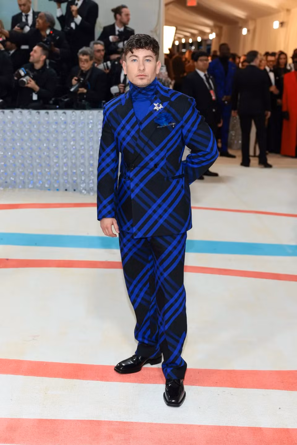 Barry Keoghan, ngôi sao từng được đề cử Oscar diện vest kẻ caro của Burberry.