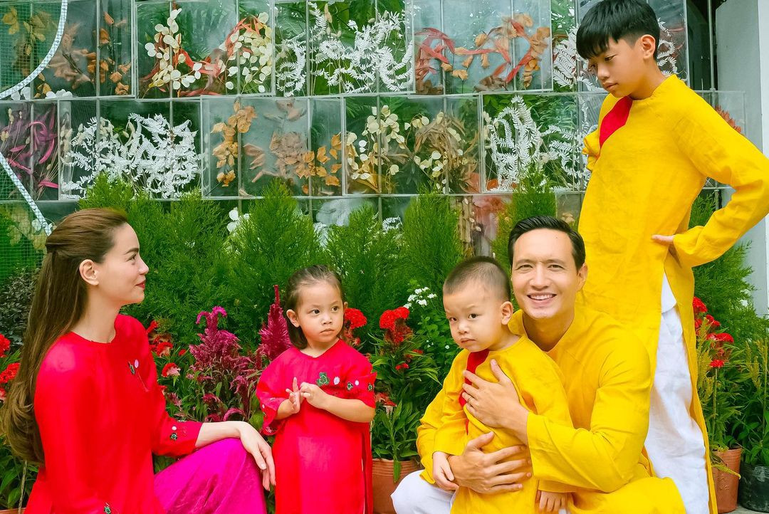 Cả Hồ Ngọc Hà và Kim Lý đều quyết định chia sẻ hình ảnh các con để tránh sự tò mò. Cả Hồ Ngọc Hà và Kim Lý đều quyết định chia sẻ hình ảnh các con để tránh sự tò mò.