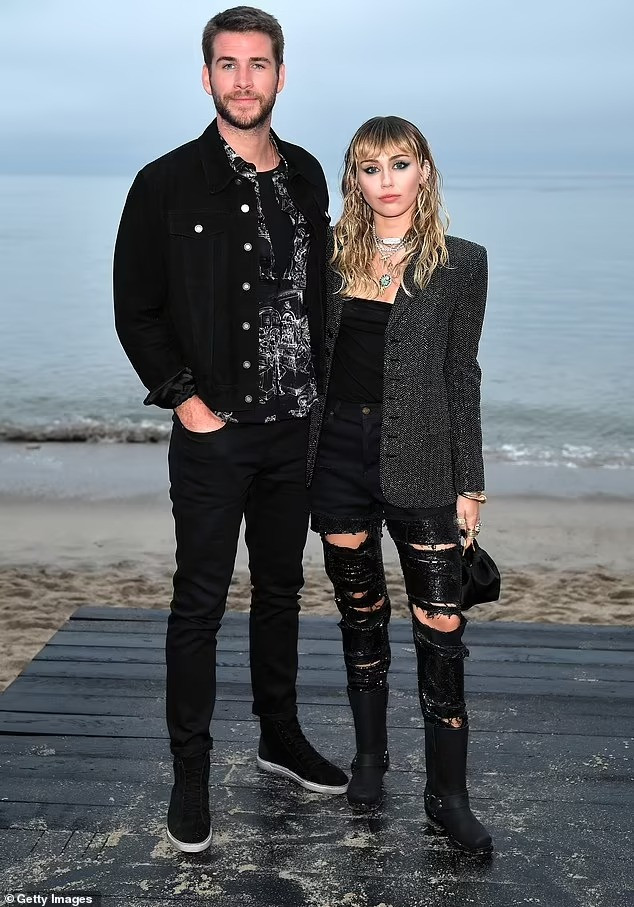 Flower được xem như lời hồi đáp cho ca khúc When I Was Your Man của Bruno Mars. Liam Hemsworth từng được anh trai mở tặng ca khúc này vào ngày sinh nhật. Flower được xem như lời hồi đáp cho ca khúc When I Was Your Man của Bruno Mars. Liam Hemsworth từng được anh trai mở tặng ca khúc này vào ngày sinh nhật.