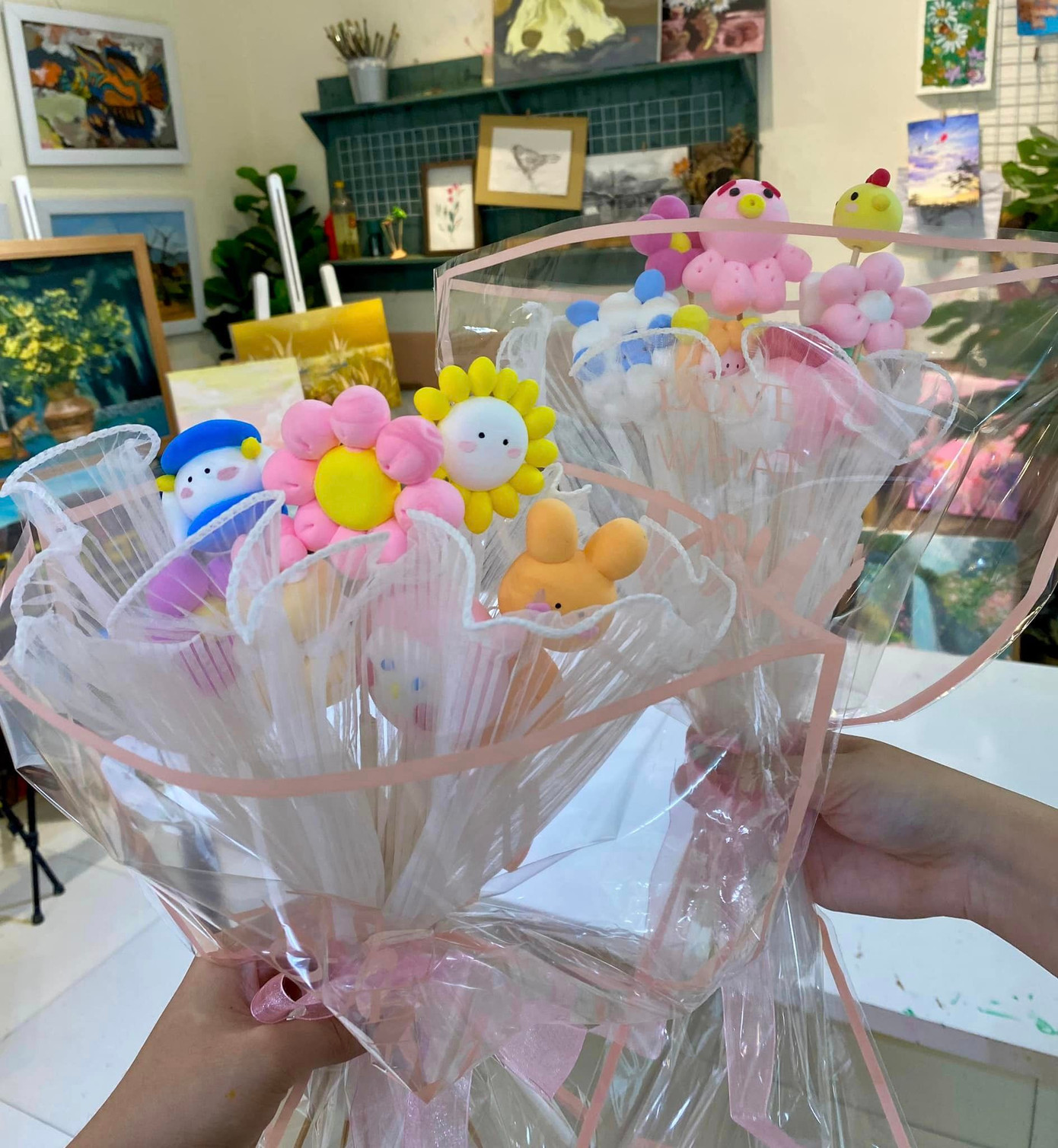 Các bạn trẻ tự tay nặn những bó hoa siêu đáng yêu. Ảnh: Amateras Art Studio Các bạn trẻ tự tay nặn những bó hoa siêu đáng yêu. Ảnh: Amateras Art Studio