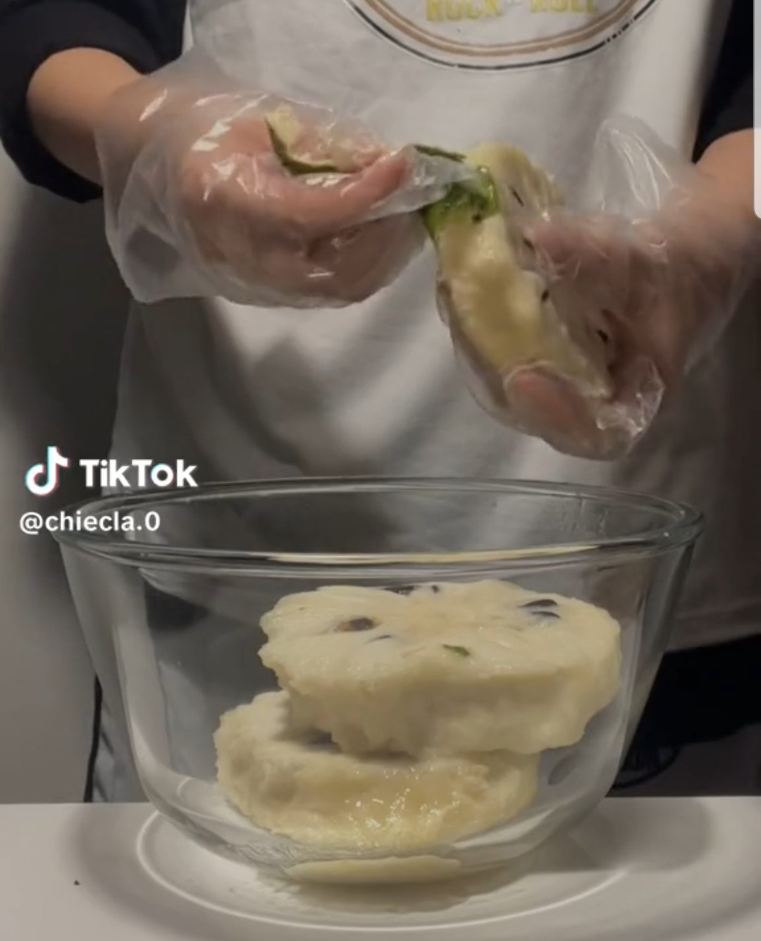 Công đoạn sơ chế mãng cầu khiến nhiều netizen “ái ngại”.