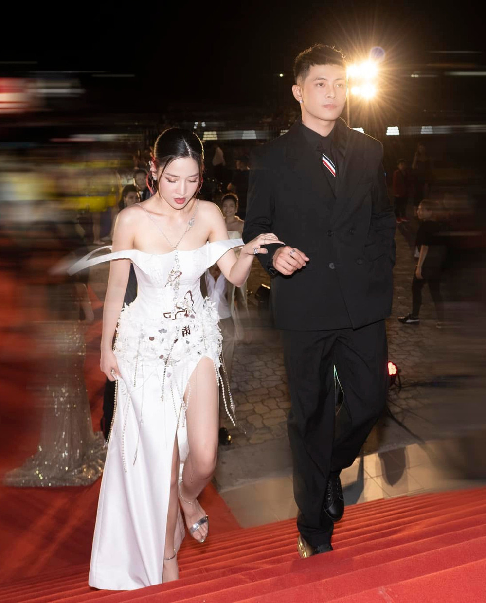 Cặp đôi không ngần ngại nắm tay nhau trong sự kiện.