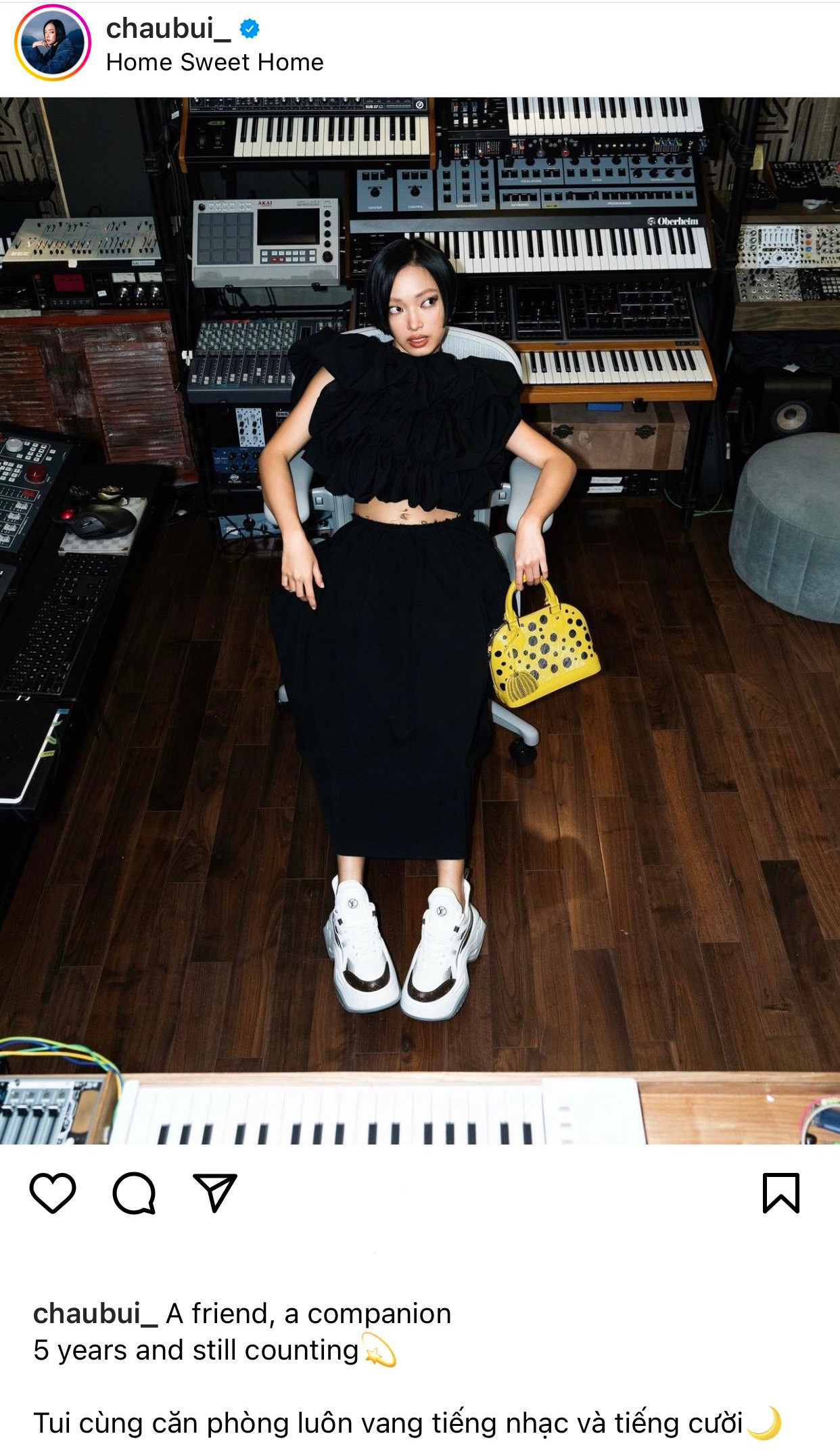 Căn phòng được Châu Bùi check-in có nhiều điểm giống với phòng làm việc của Binz. Căn phòng được Châu Bùi check-in có nhiều điểm giống với phòng làm việc của Binz.