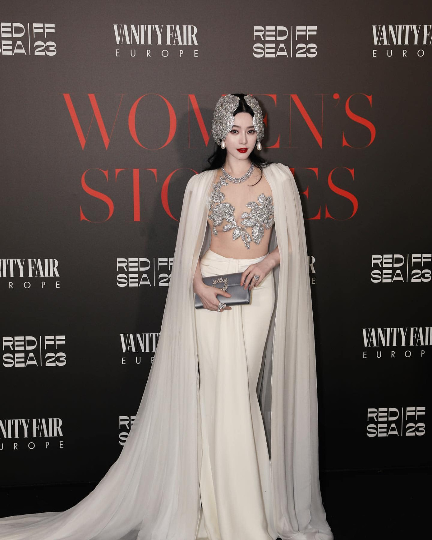 Nữ diễn viên thu hút ánh nhìn trong thiết kế của nhà mốt Hàn Quốc Miss Sohee, điểm nhấn là phụ kiện đội đầu và áo thiết kế tinh xảo, khoe trọn vòng eo thon gọn.