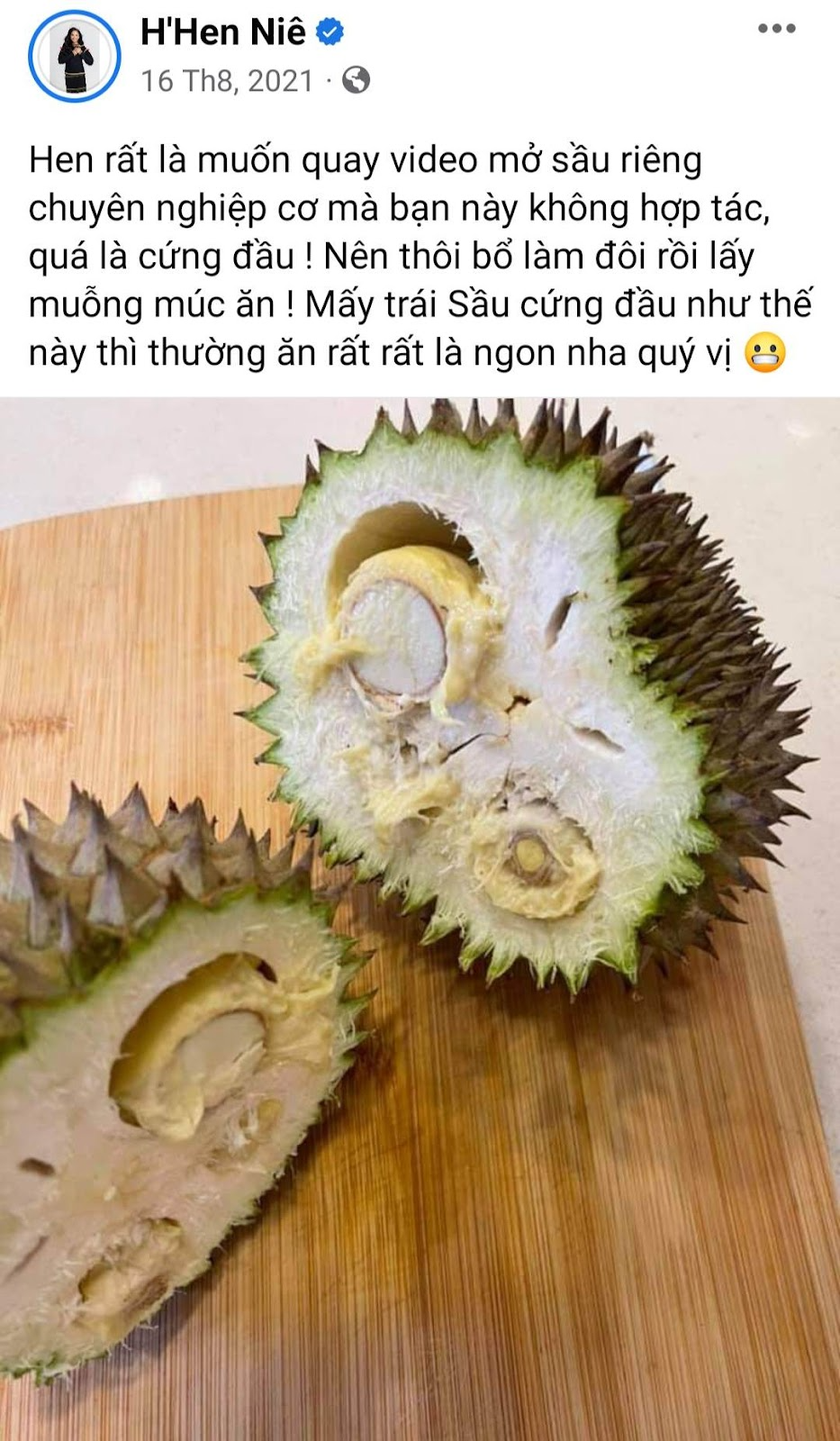 Không ai hiểu bằng cách nào H’Hen Niê có thể bổ ngang quả sầu riêng vừa to vừa cứng. Không ai hiểu bằng cách nào H’Hen Niê có thể bổ ngang quả sầu riêng vừa to vừa cứng.