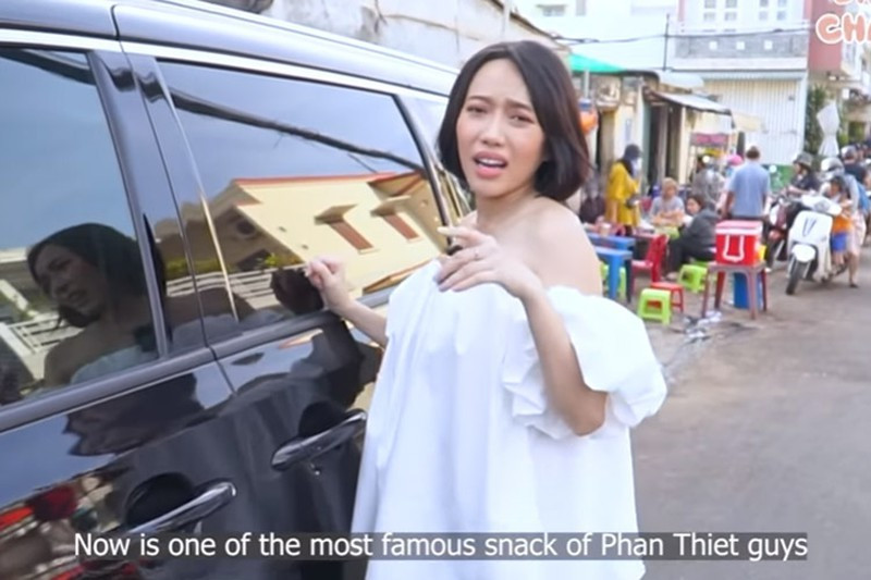 Bà xã Anh Tú diện trang phục rộng khi quay những clip ẩm thực trên kênh YouTube của mình.