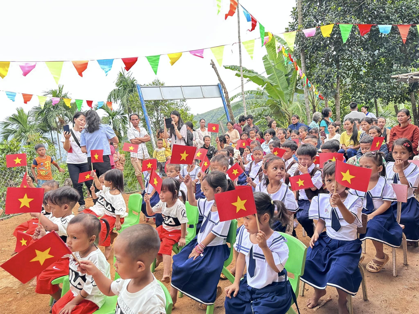 Đông đảo phụ huynh đến dự buổi lễ khai giảng đặc biệt. Ảnh: Nguyễn Bình Nam Đông đảo phụ huynh đến dự buổi lễ khai giảng đặc biệt. Ảnh: Nguyễn Bình Nam