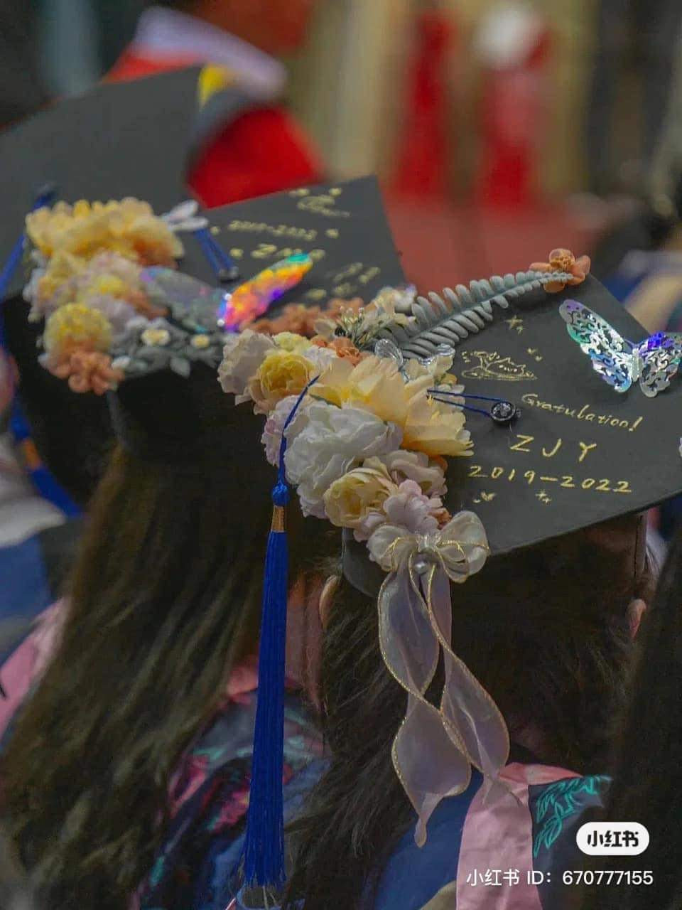 Những chiếc nón có &quot;1-0-2&quot; sẽ càng ý nghĩa hơn trong ngày lễ tốt nghiệp của sinh viên.