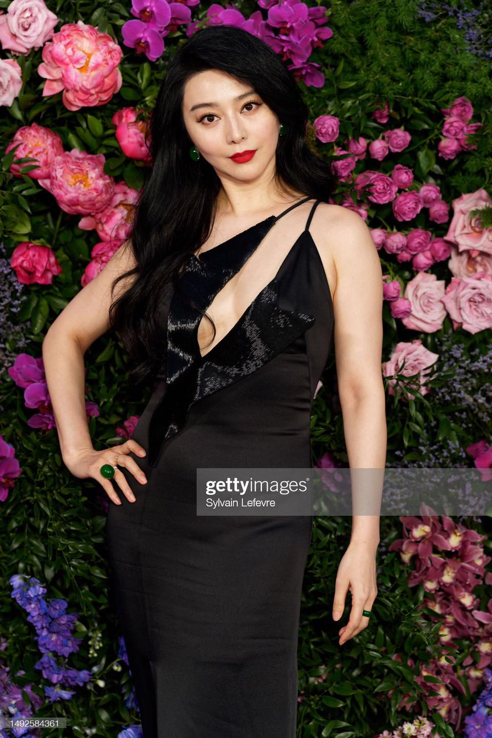 Nữ diễn viên trong thiết kế cắt xẻ quyến rũ của BOSS. Sắc vóc của nữ minh tinh 41 tuổi rất được lòng truyền thông quốc tế.