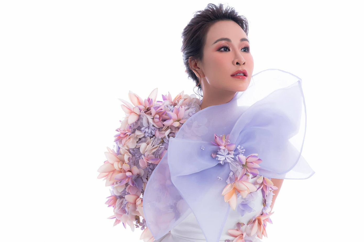 Uyên Linh gây ấn tượng khi theo đuổi phong cách cá tính, quyến rũ.