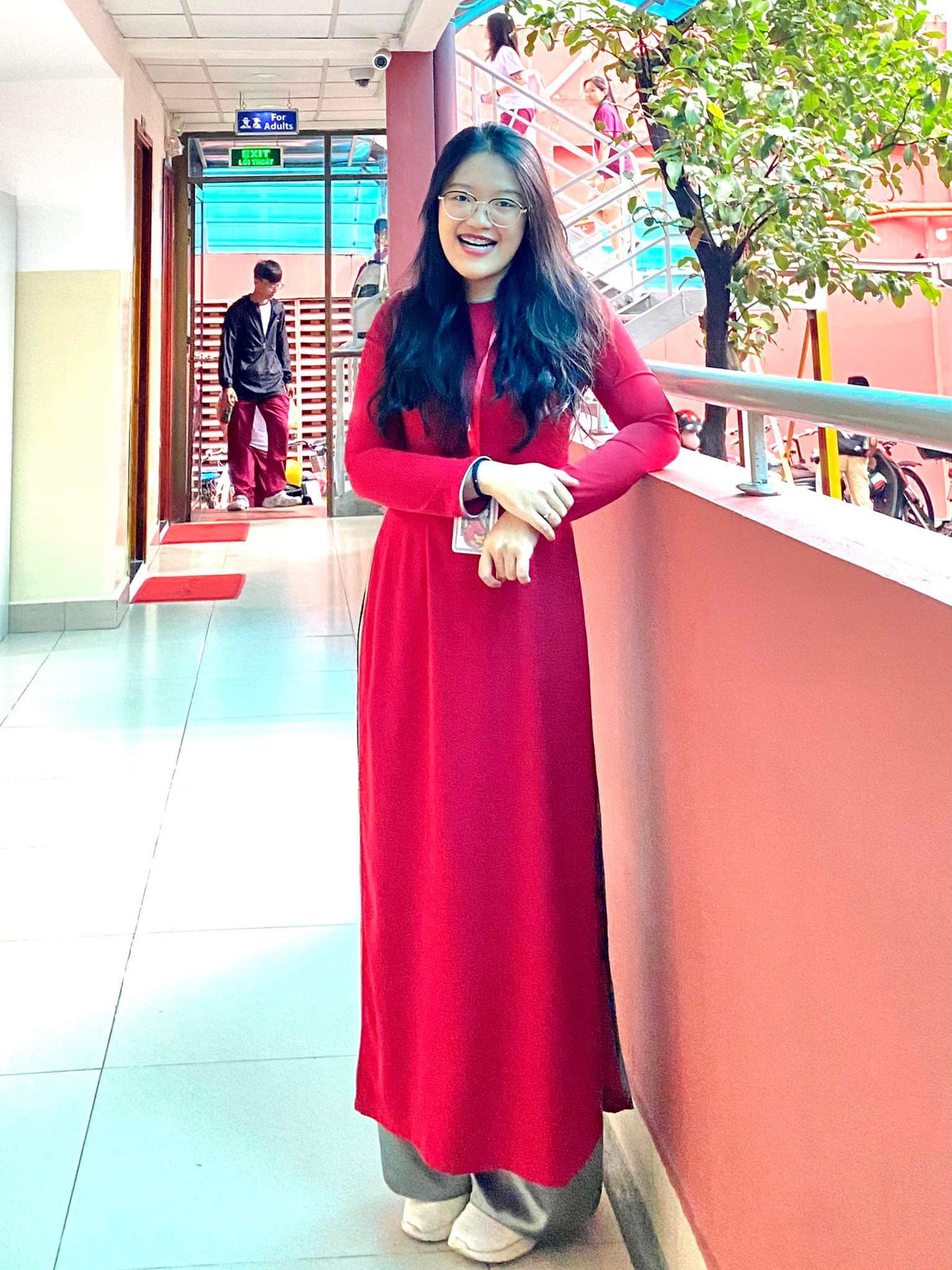 Lễ khai trường năm nay đã mang đến nhiều cảm xúc cho cô Nguyễn Yến Linh. Ảnh: NVCC