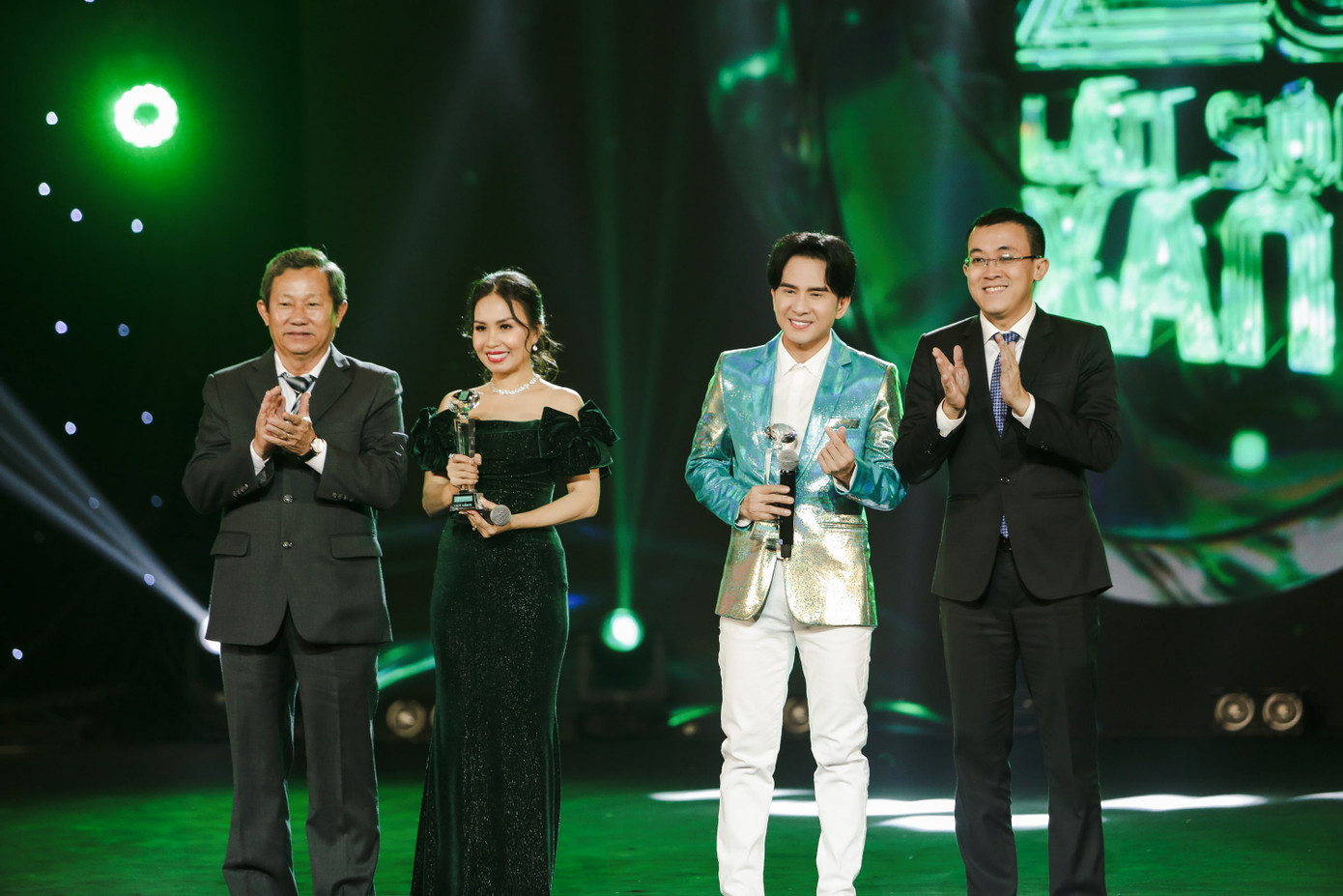 &quot;Cặp song ca vàng&quot; được vinh danh giải thưởng Thành tựu Làn Sóng Xanh.