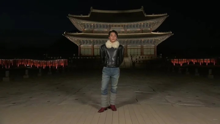 Tổng thể trang phục khá "dìm" dáng, tạo cảm giác Sơn Tùng thấp hẳn đi.