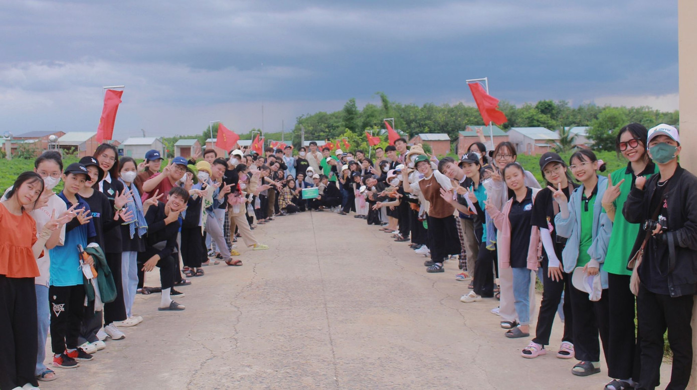 Các chiến sĩ tham gia gắn hơn 50 lá cờ Việt Nam dọc theo tuyến đường song song biên giới Campuchia. Các chiến sĩ tham gia gắn hơn 50 lá cờ Việt Nam dọc theo tuyến đường song song biên giới Campuchia.