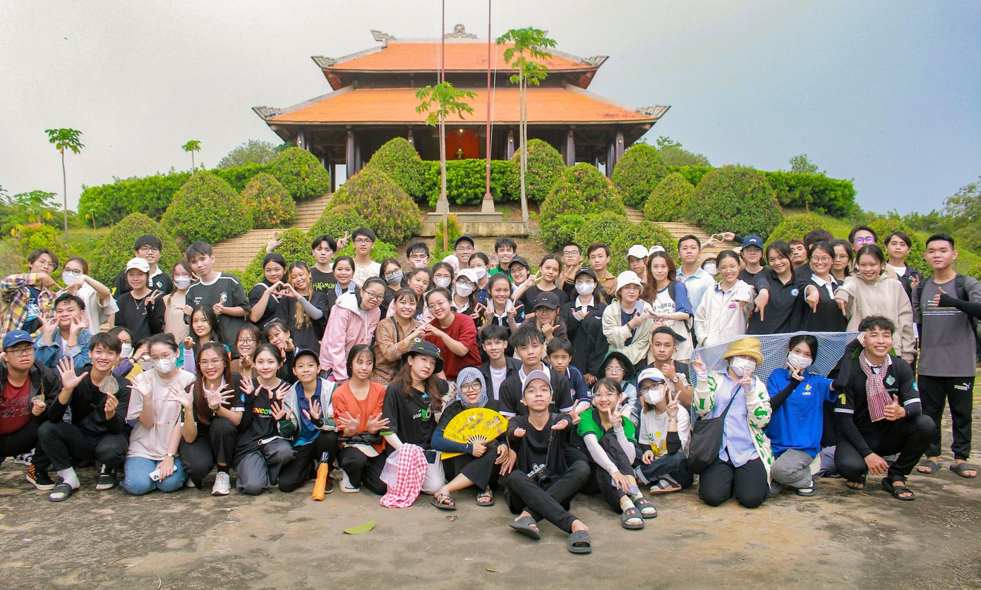 Các bạn sinh viên còn có cơ hội tham quan Cột mốc biên phòng và Địa chỉ đỏ. Các bạn sinh viên còn có cơ hội tham quan Cột mốc biên phòng và Địa chỉ đỏ.