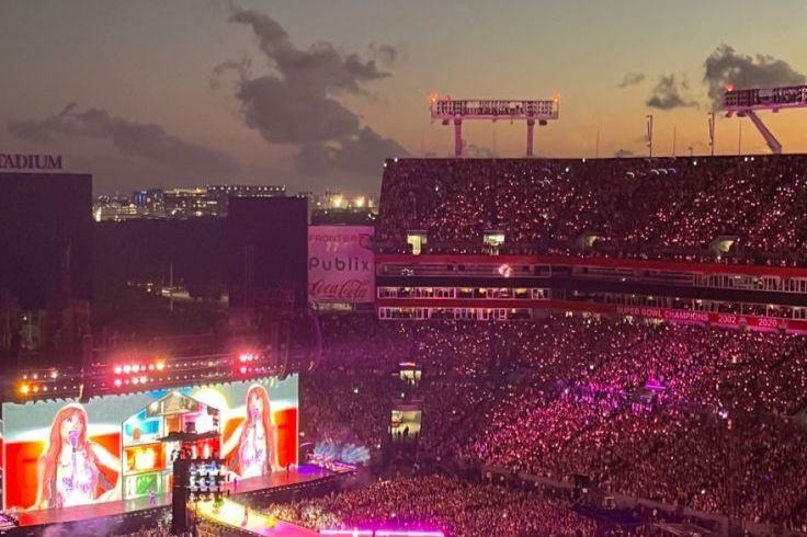 The Eras Tour trở thành trải nghiệm vô giá với nhiều người tham gia. The Eras Tour trở thành trải nghiệm vô giá với nhiều người tham gia.