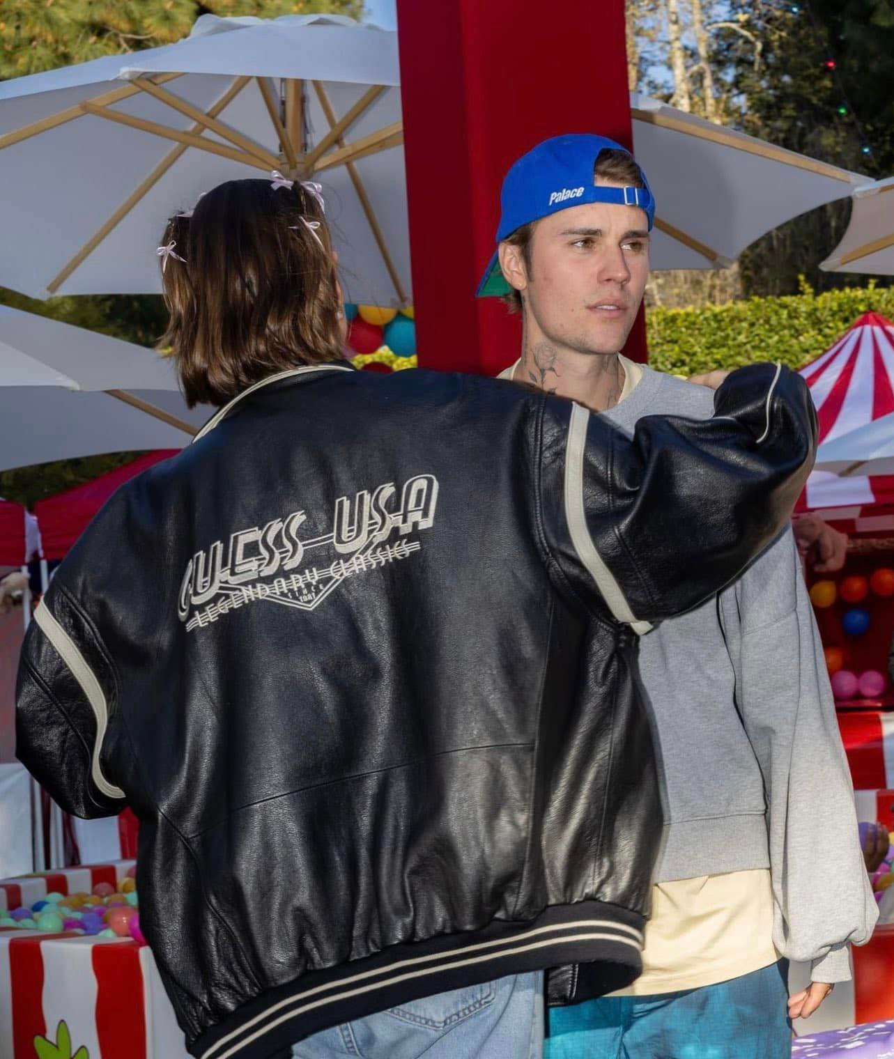 Hailey Bieber ăn mặc cực ngầu bên chồng.