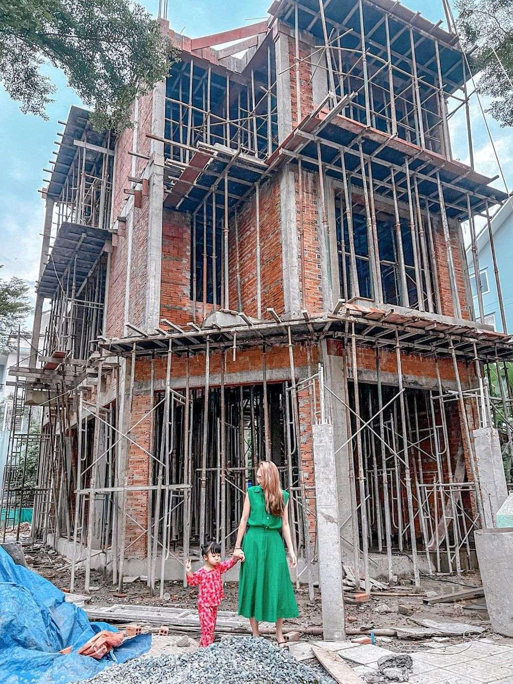 Nữ diễn viên xây biệt thự tặng bố mẹ. Nữ diễn viên xây biệt thự tặng bố mẹ.