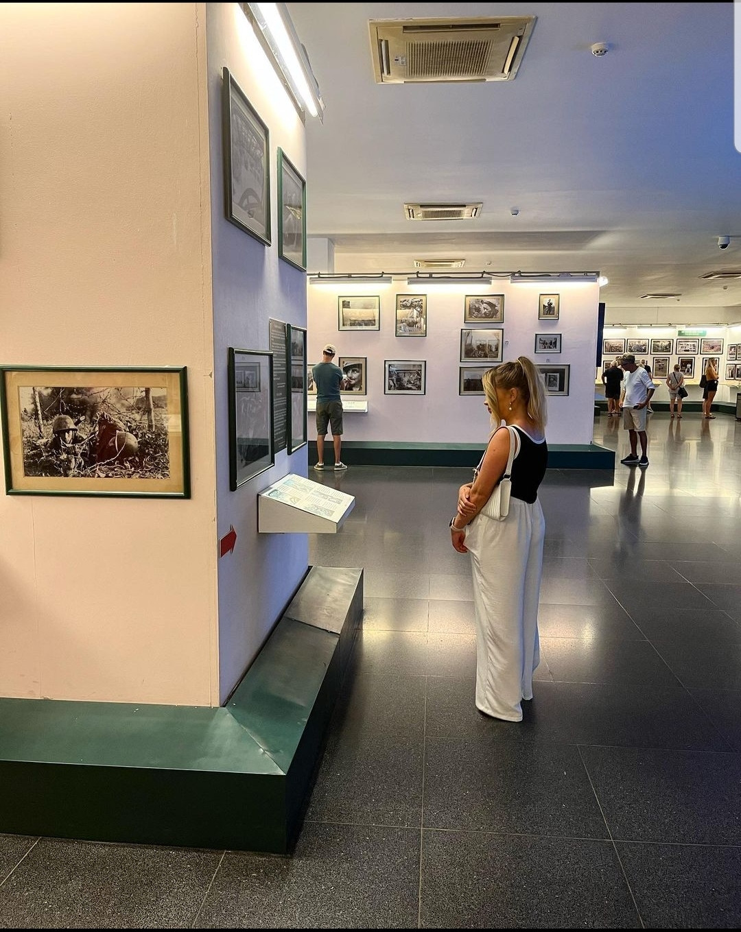 Du khách nước ngoài tham quan tại bảo tàng. (Ảnh: keevandkev)