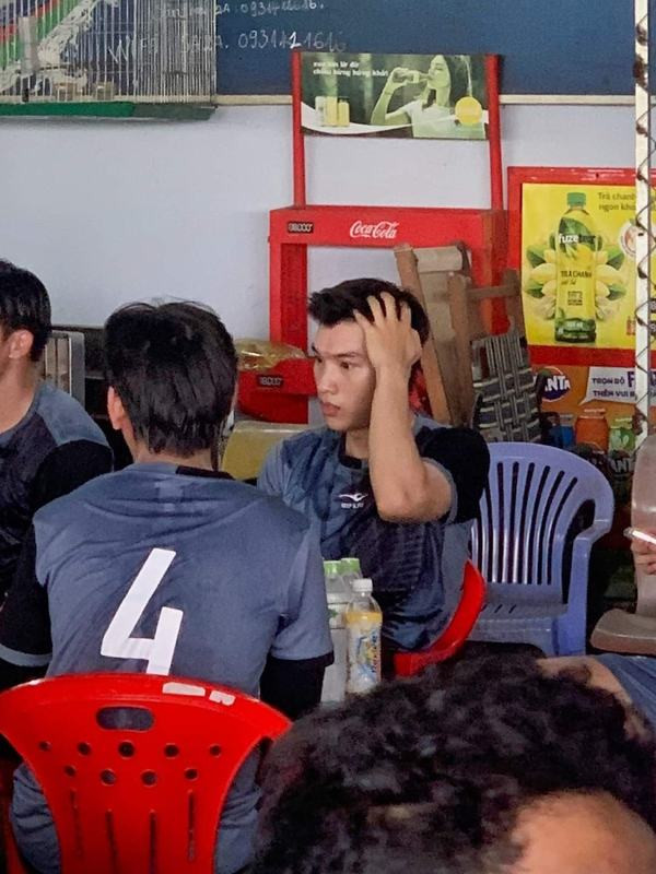 Không bảnh bao như trên sân khấu nhưng nam rapper vẫn rất thu hút. Không bảnh bao như trên sân khấu nhưng nam rapper vẫn rất thu hút.