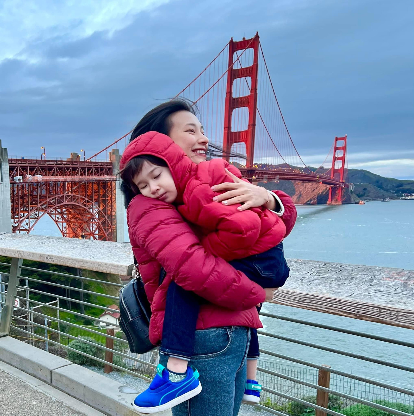 Một mình nuôi con, Hoàng Oanh vẫn cố gắng dành nhiều thời gian để sát cánh cùng bé Max.